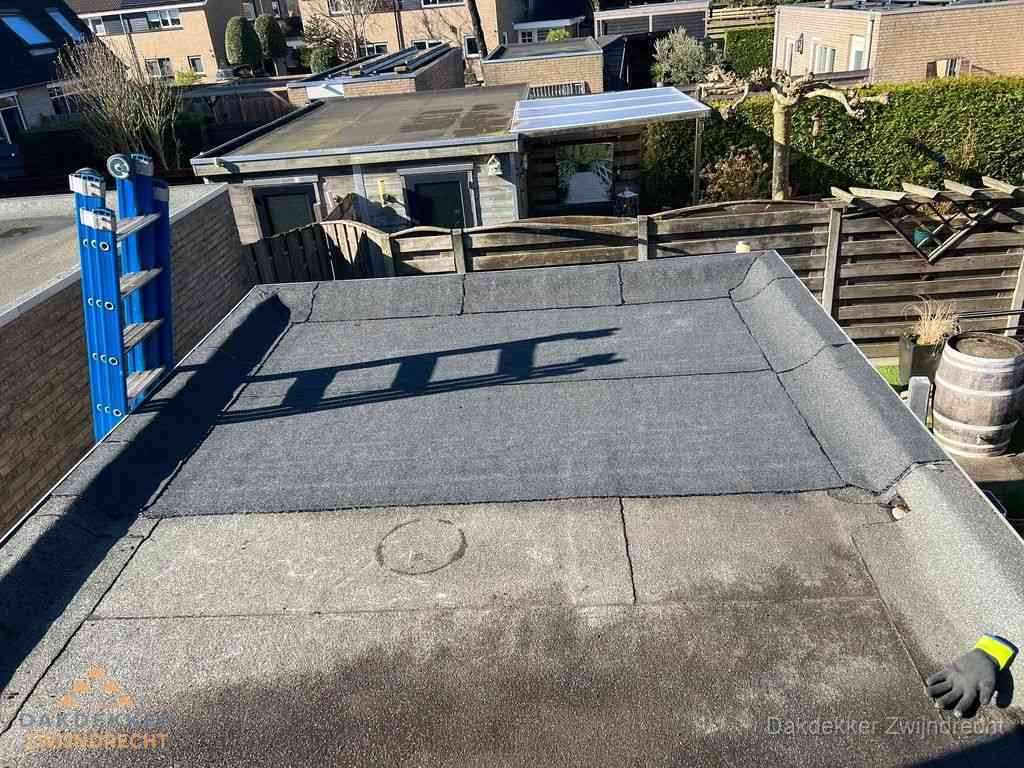 Dakdekker legt onderlaag op plat dak met houten constructie in Zwijndrecht