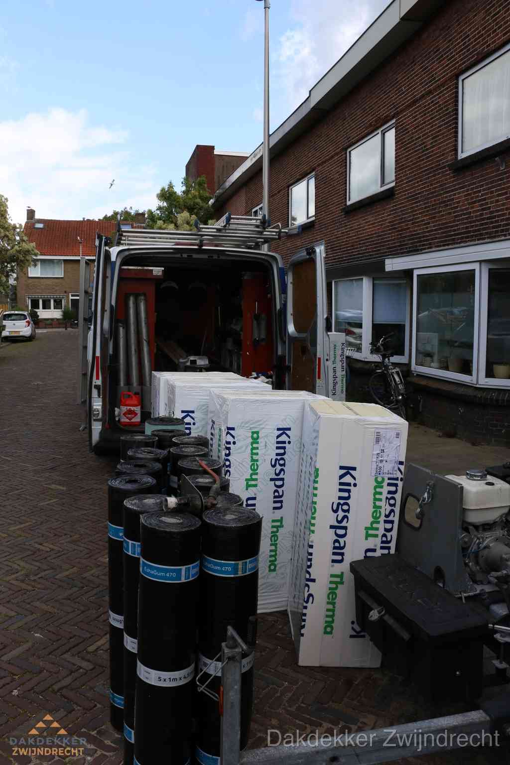 Plat dak met bitumen dakbedekking en brander in Zwijndrecht