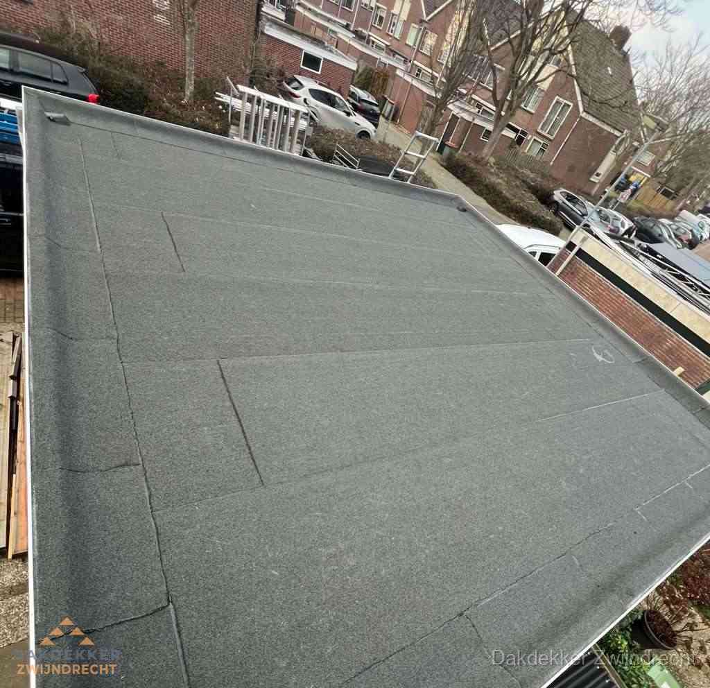Nieuwe bitumen dakbedekking op plat dak van garage in Zwijndrecht