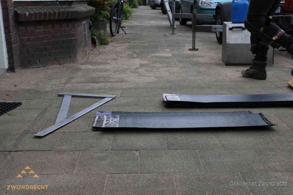 Dakbedekkingsmateriaal en zinkwerk klaargelegd voor reparatie in Zwijndrecht