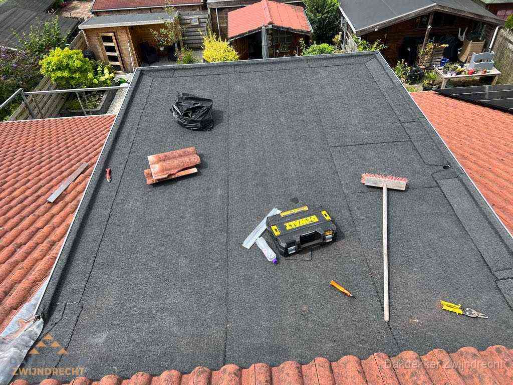 Nieuw plat dak met bitumen dakbedekking in Zwijndrecht