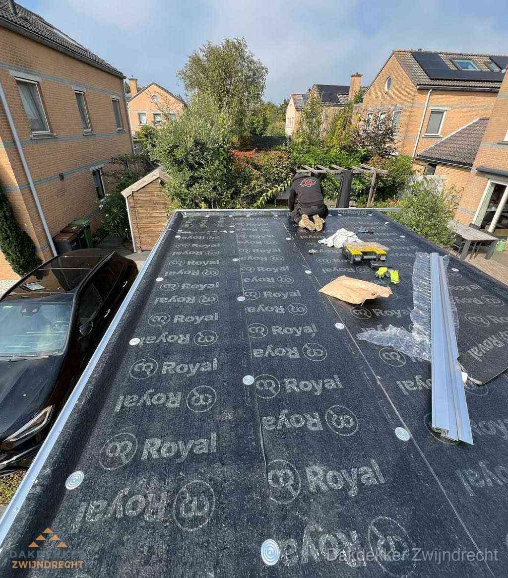 Dakdekker aan het werk op plat dak renovatie in Zwijndrecht