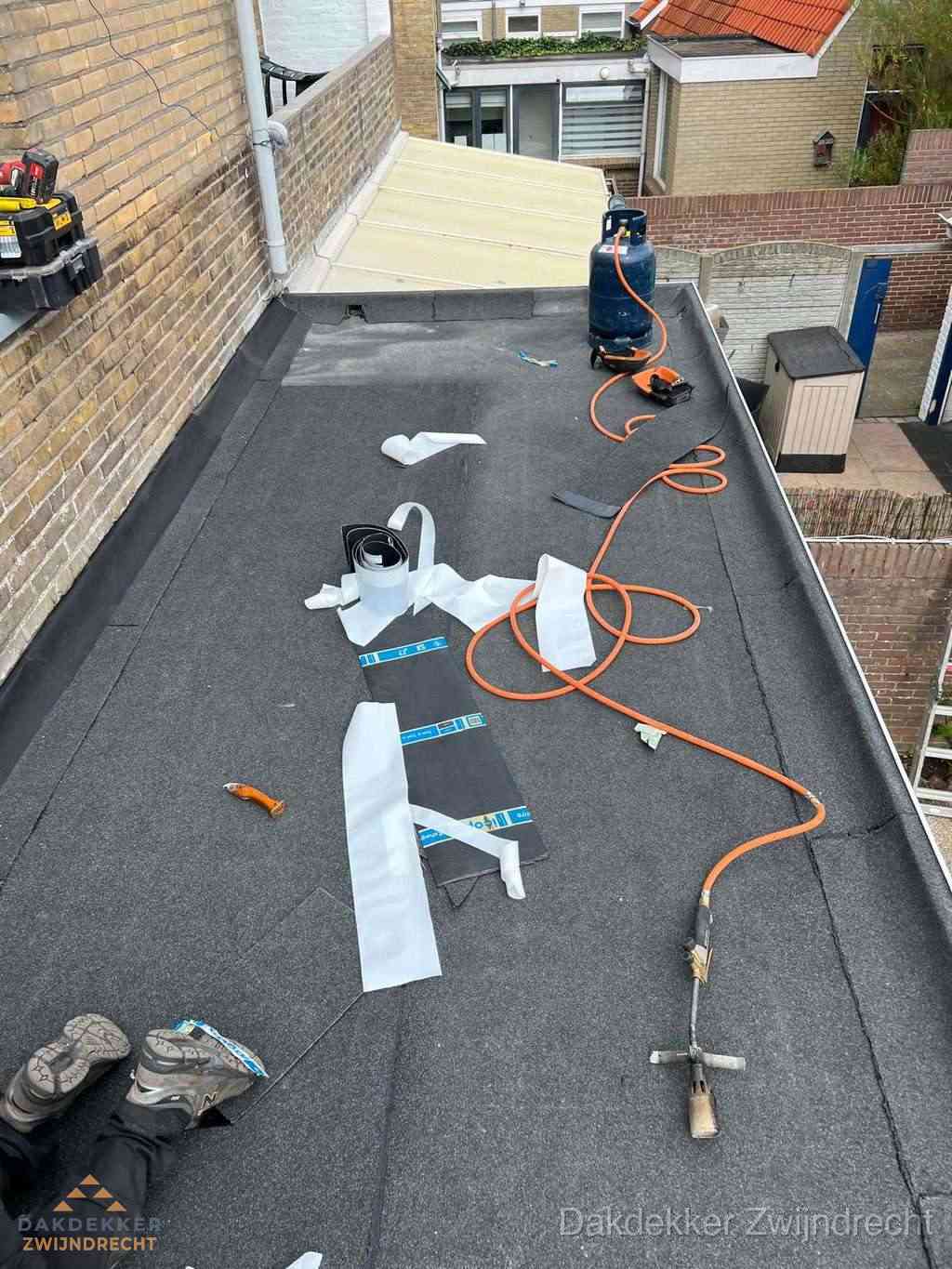 Dakdekker brengt EPDM dakbedekking aan op plat dak in Zwijndrecht