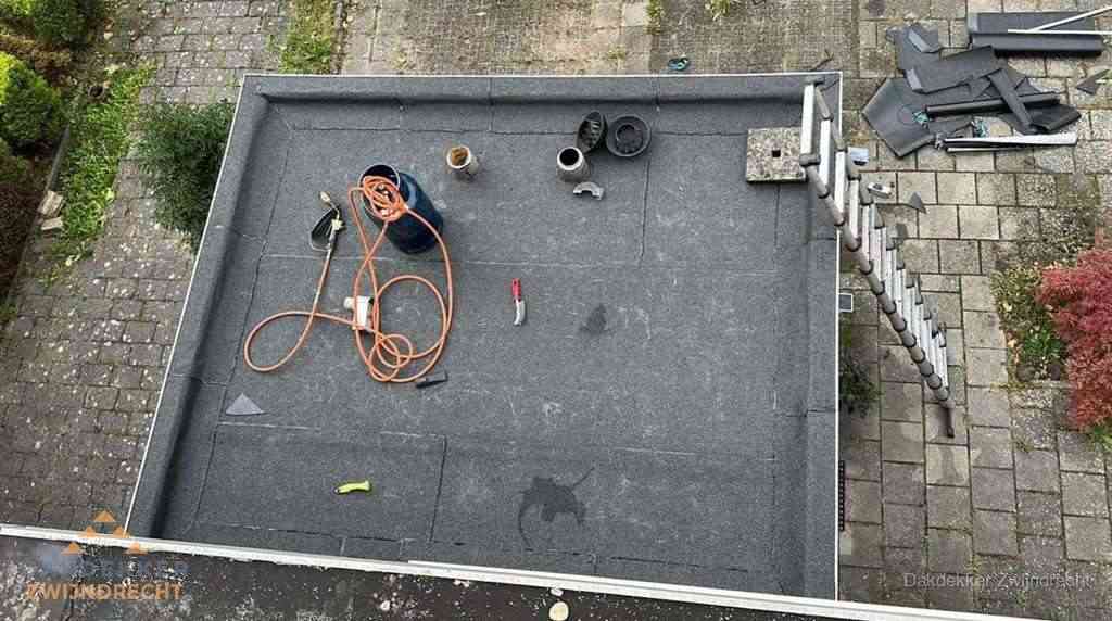 Plat dak met nieuwe bitumen bedekking in Zwijndrecht