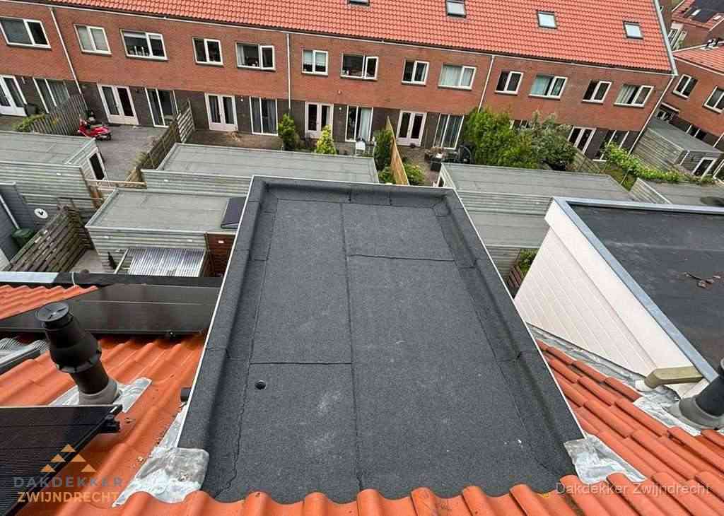 Plat dak met bitumen bedekking naast dakkapel in Zwijndrecht