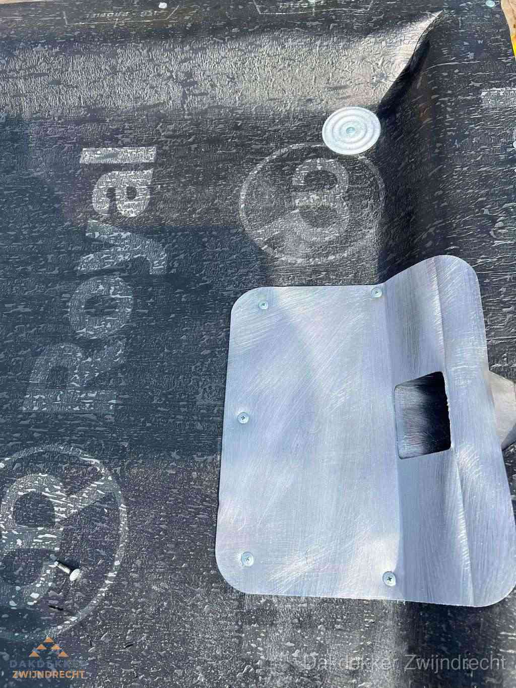 Dakdoorvoer met metalen afvoerplaat op bitumen dak in Zwijndrecht