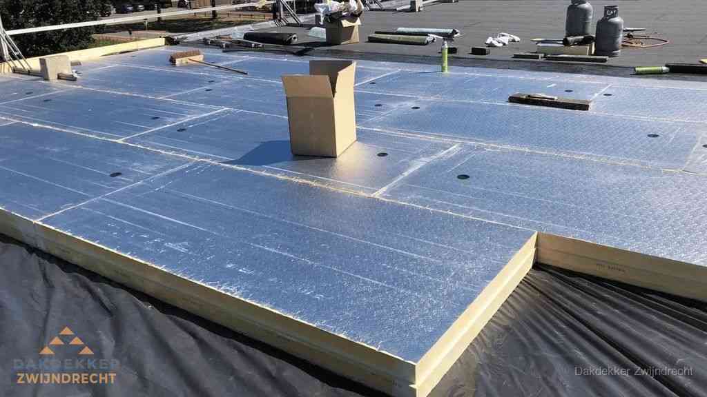 PIR isolatieplaten worden gelegd op plat dak voor dakisolatie in Zwijndrecht