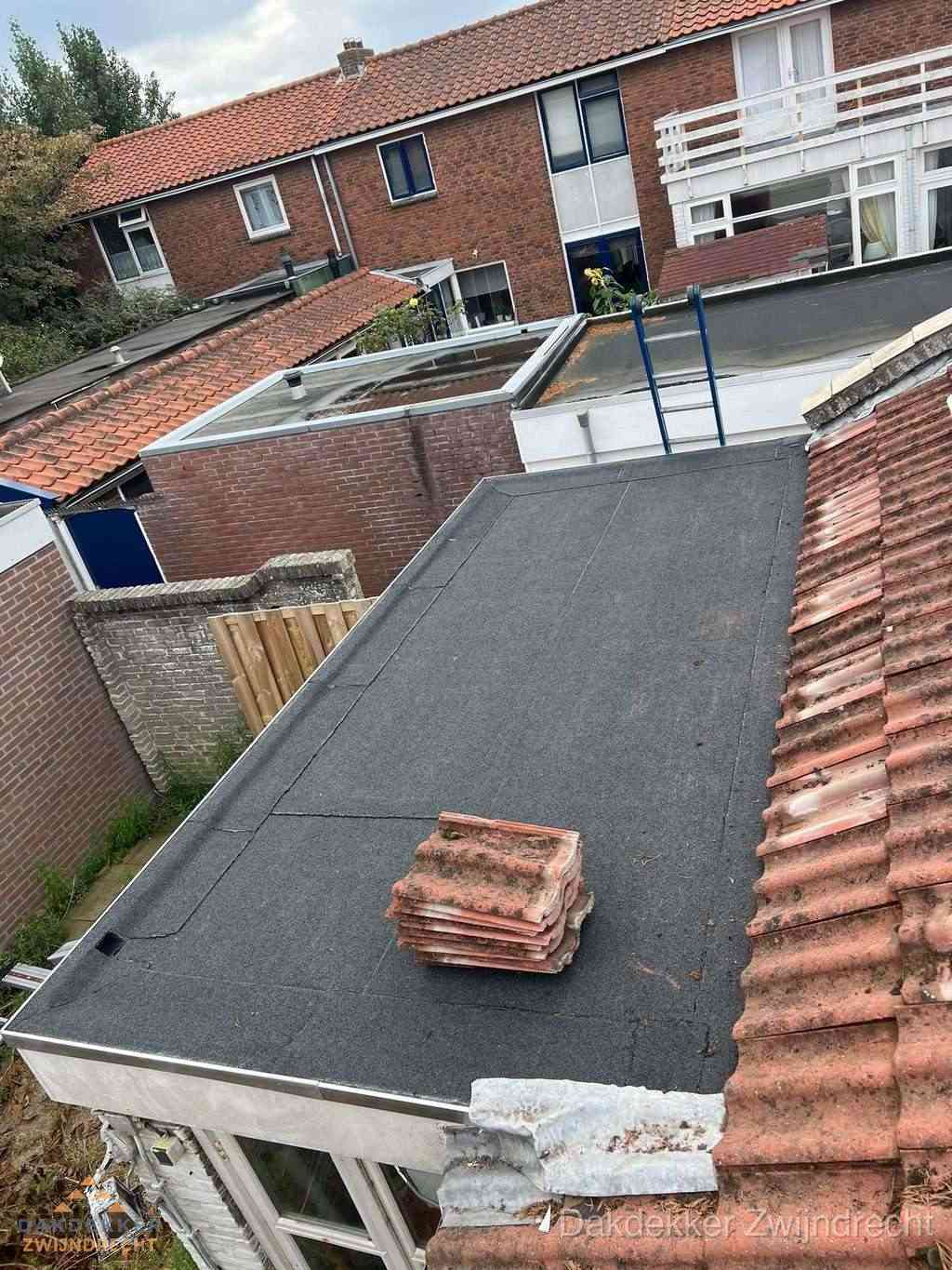 Aanbouw plat dak met reservepannen voor dakpannen vervangen in Zwijndrecht
