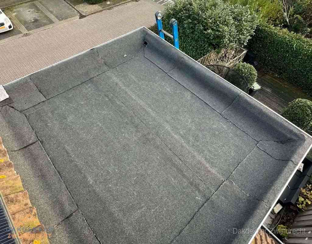 Gerenoveerd plat dak met nieuwe bitumen dakbedekking in Zwijndrecht