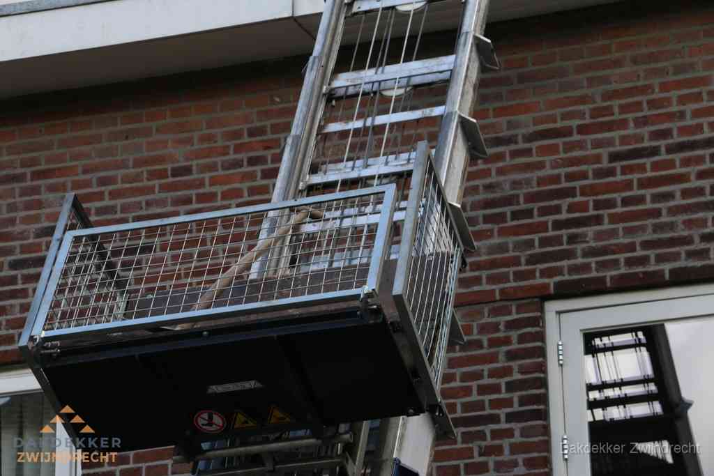 Ladderlift met dakpannen voor dakpan reparatie in Zwijndrecht
