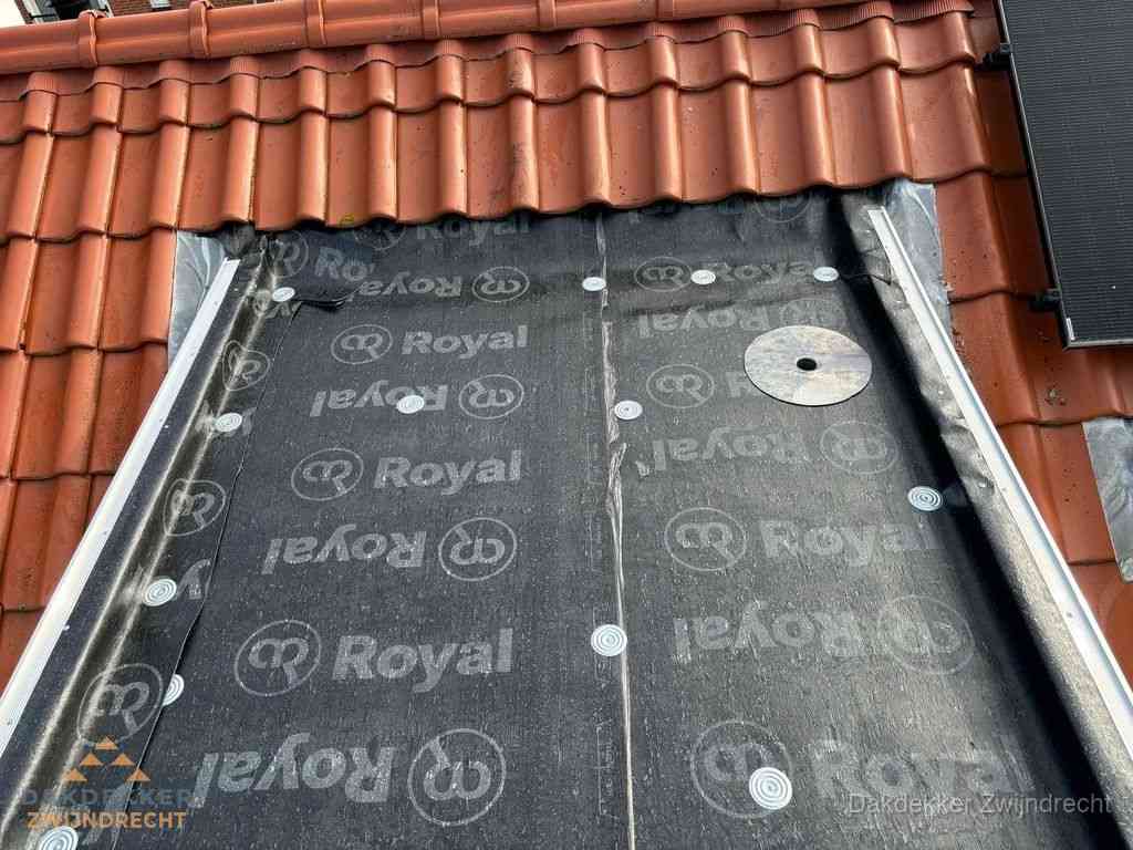 Nieuw dak met dakpannen en Royal onderlaag bij woning in Zwijndrecht