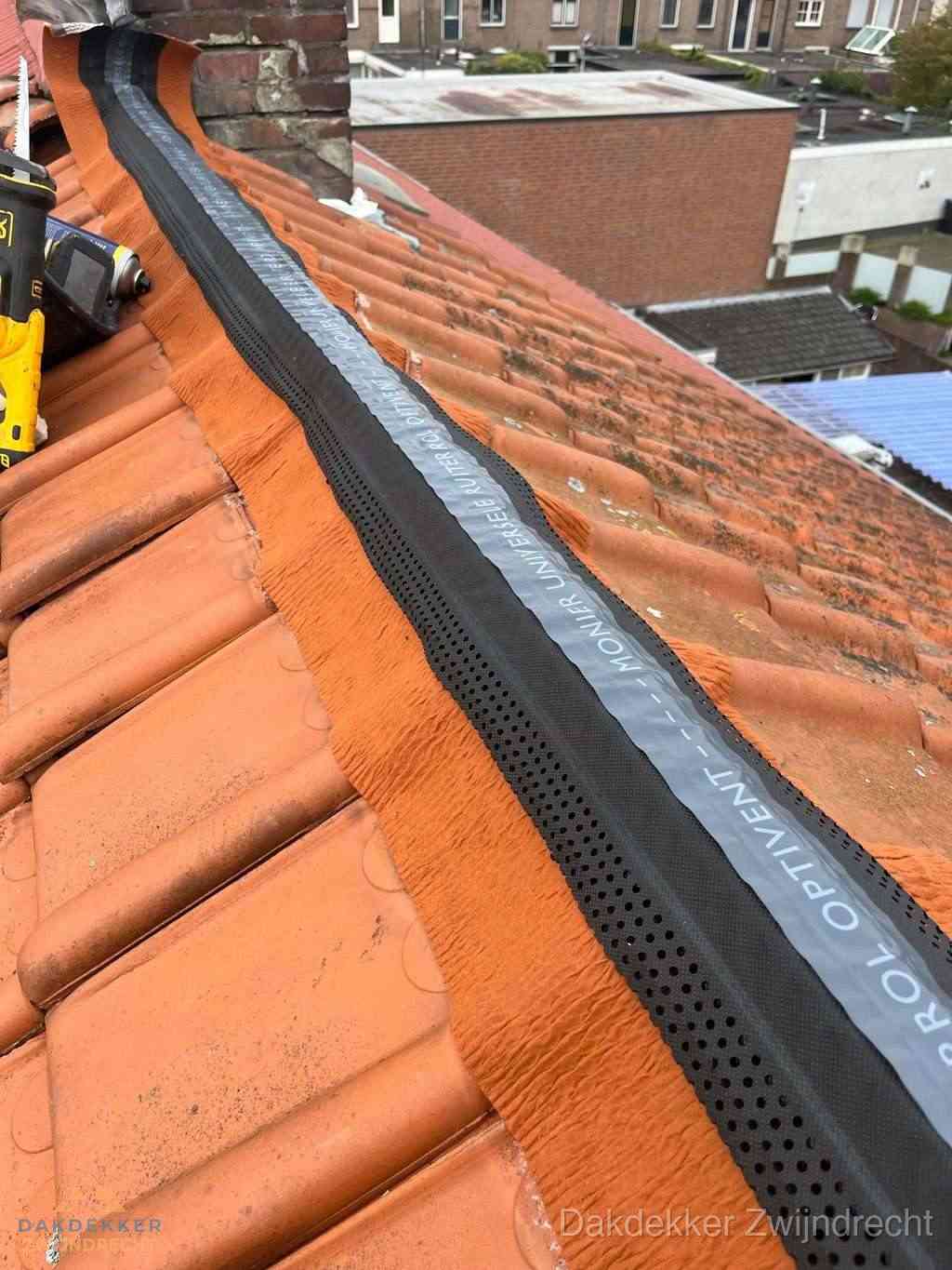 Plat dak aanbouw met bitumen naast schuin pannendak in Zwijndrecht
