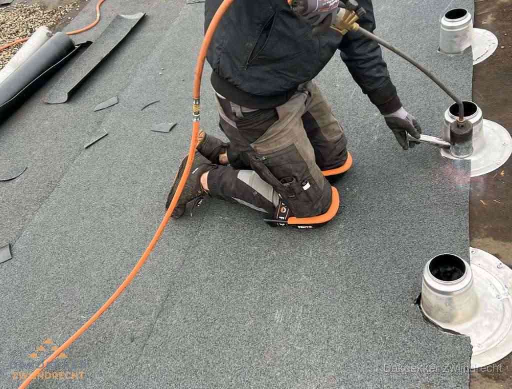 Gereedschap op nieuw plat dak na renovatie in Zwijndrecht