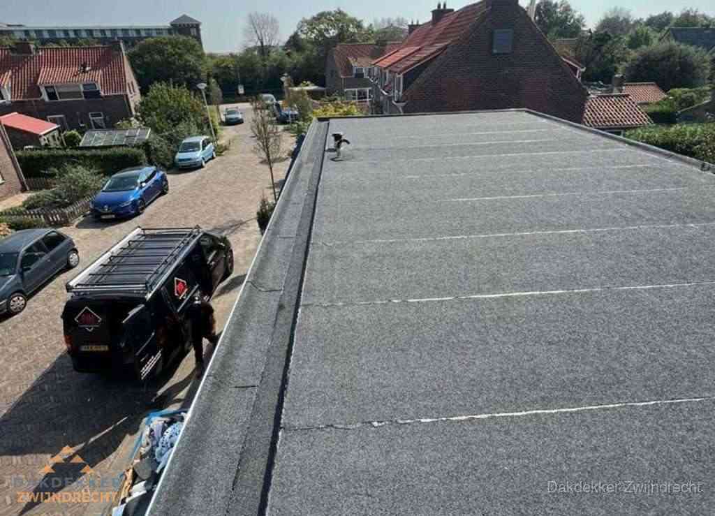 Nieuw bitumen plat dak met uitzicht over landschap in Zwijndrecht