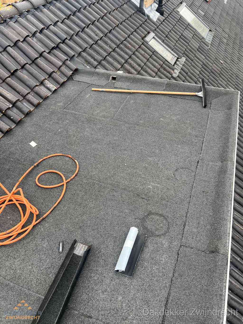 Overzicht plat dak met dakgoot in woonwijk Zwijndrecht