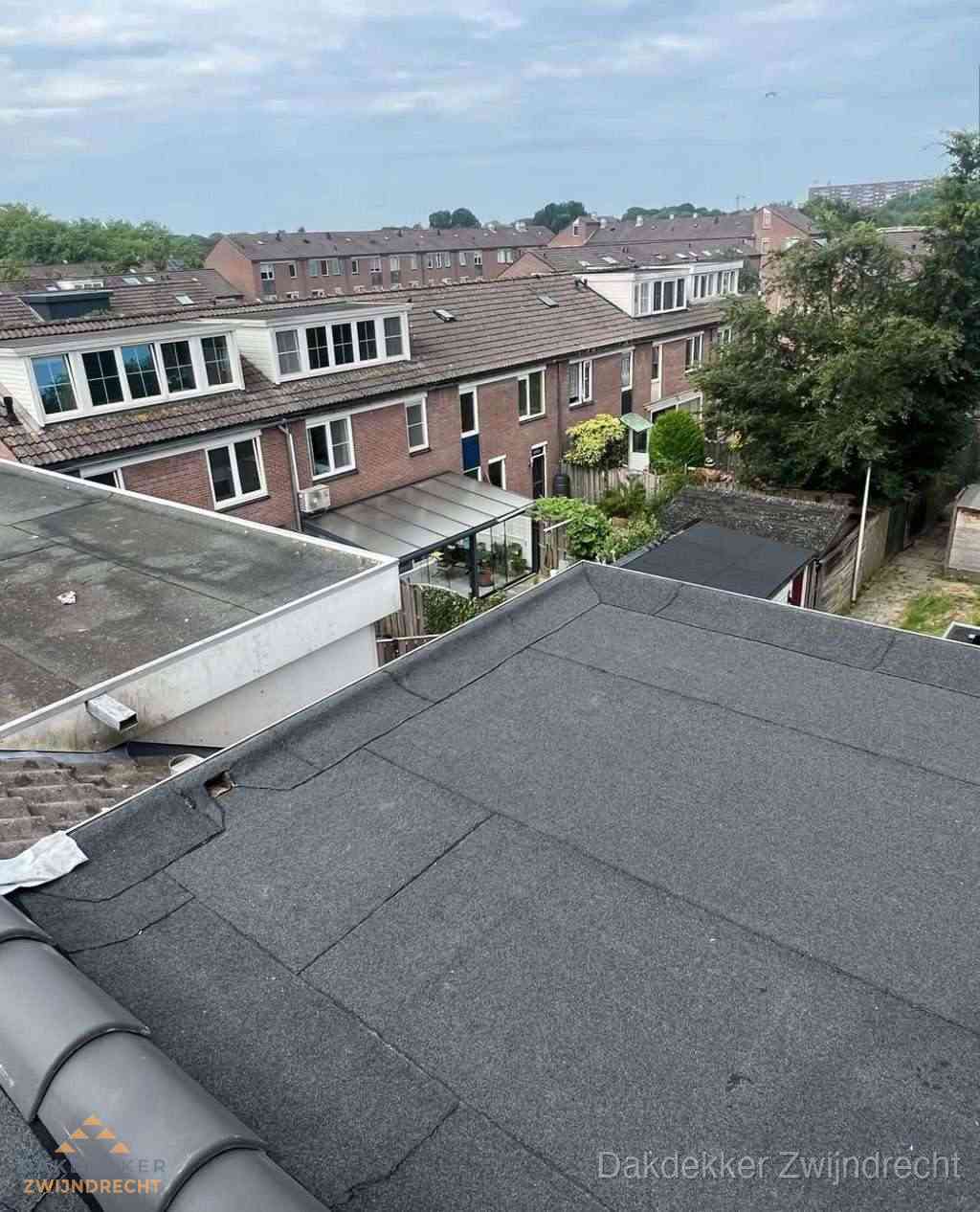Vernieuwd plat dak met bitumen in woonwijk in Zwijndrecht